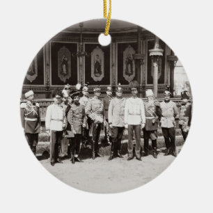 Tsar Nicholas II (1868-1918) som står i garden Julgransprydnad Keramik