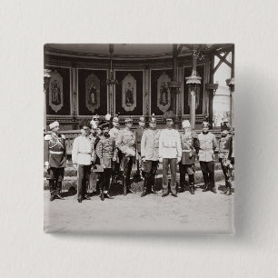 Tsar Nicholas II (1868-1918) som står i garden Knapp
