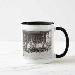 Tsar Nicholas II (1868-1918) som står i garden Mugg
