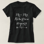 Tshirts för beställnings- Herr och Fru 25th<br><div class="desc">25th bröllopsdagskjortor för personlig Herr och Fru. Den roliga bröllopsdaggåvaidén för gift par, make och fru eller gifta sig nyligen. Anpassadet numrerar av färger för Etc. Personalizable för årsnågot liknande 1, 5, 10, 25 40 för honom och henne. Design för typografi för vintagecalligraphyhandskrift med lite kärlekhjärtapilen. Hans och hennes bekläda....</div>