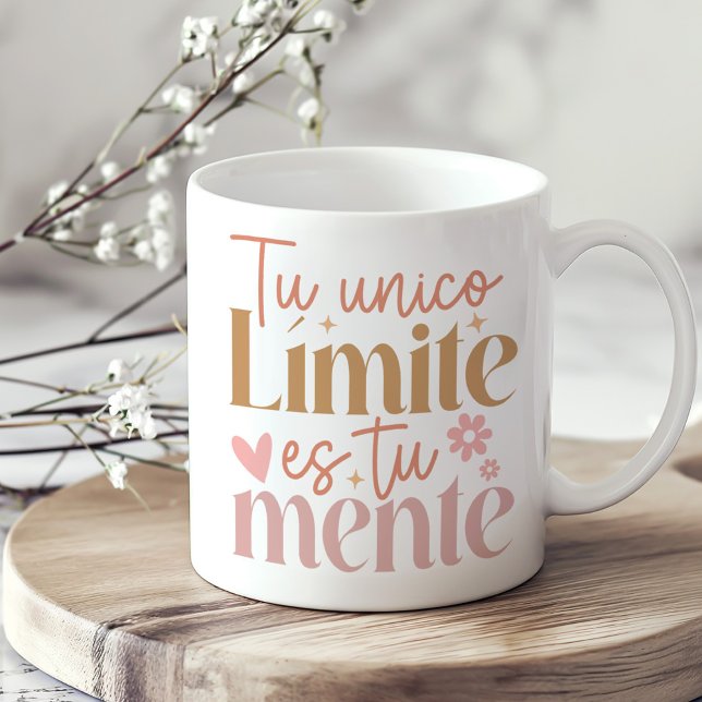"Tu Unico Limite es Tu Mente" Boho Inspirational Kaffemugg ("Tu Unico Limite es Tu Mente" Boho Inspirational Coffee Mug on a sunny neutral boho kitchen table.)