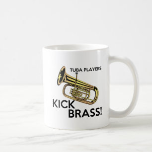 Tubaspelare sparkar mässing kaffemugg