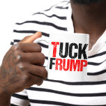 Tuck Frump Funny Anti Donald Trump Kaffemugg<br><div class="desc">Tuck Frump. En lustig politisk design för motståndet att protestera eller samlas mot Trump. Vi måste förmå honom på grund av maskopi med Ryssland. Trump humor-gåva.</div>