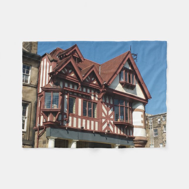 Tudor oak ram byggnad, Edinburgh, Skottland Fleecefilt (Framsidan (Horisontell))