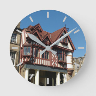 Tudor oak ram byggnad, Edinburgh, Skottland Rund Klocka