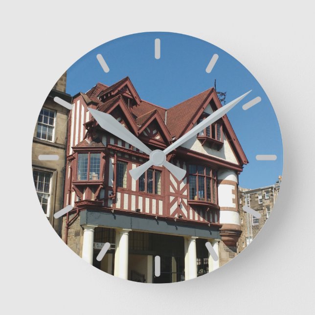 Tudor oak ram byggnad, Edinburgh, Skottland Rund Klocka (Framsida)