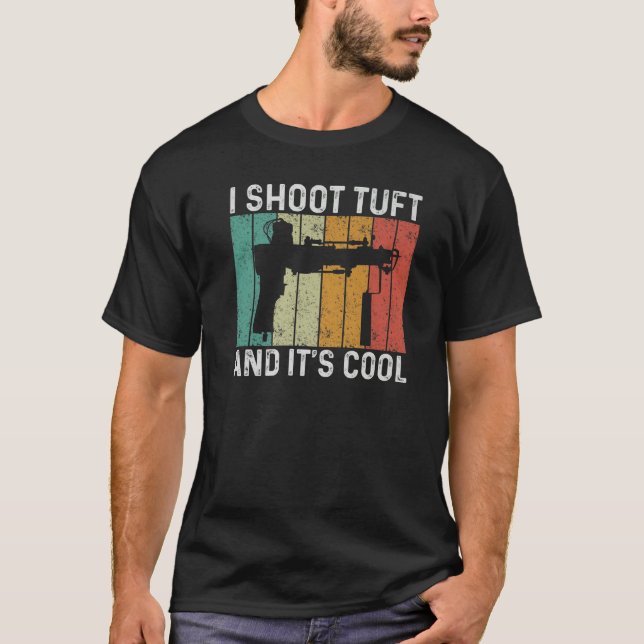 Tuft Gun  Tufting Mattutfning T Shirt (Framsida)
