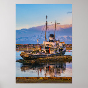 Tugboat i hamn, Ushuaia, Argentina Poster
