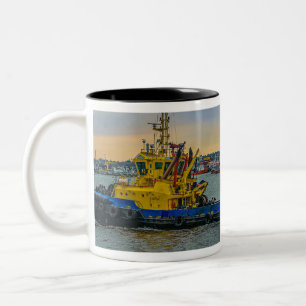 Tugboat-segling vid flod, montevideo, uruguay Två-Tonad mugg