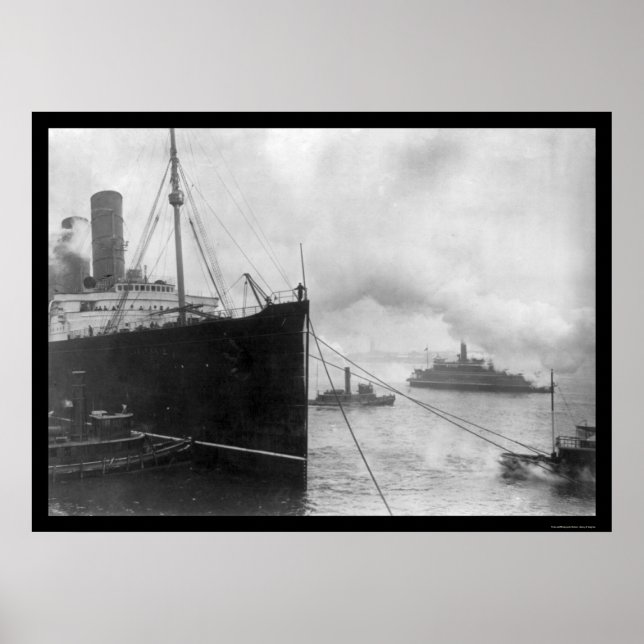 Tugs Pulling Lusitania 1914 Poster (Framsidan)
