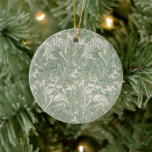 Tulpan av William Morris, Vintage blomsterkonst Julgransprydnad Keramik<br><div class="desc">Tulpan (1875) av William Morris är en vintagekonst från den viktorianska eran,  ett prerafaelit-mönster som ursprungligen skapades som tyg för textilier eller tapeter. En dekorativ blomster scen i subtila gröna och neutrala toner med blommande vårblommor inklusive tulpaner mot en lövverk bakgrund.</div>