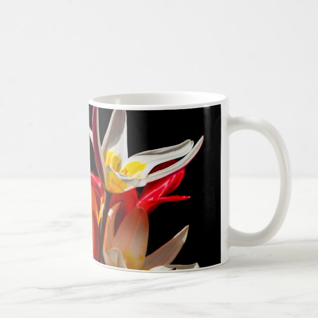 Tulpanblommor mot svart bakgrund kaffemugg (Höger)