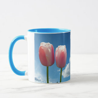 Tulpaner blommor i blå himmel mugg