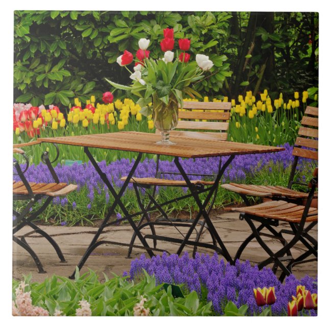 Tulpaner på bord i trädgården, Keukenhof Gardens, Kakelplatta (Framsidan)