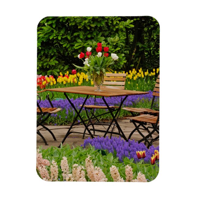 Tulpaner på bord i trädgården, Keukenhof Gardens, Magnet (Vertikal)