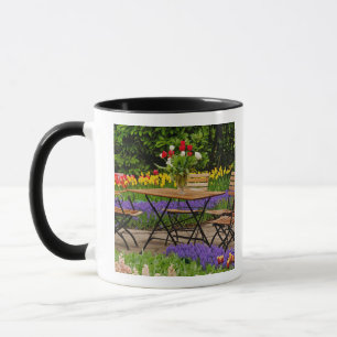Tulpaner på bord i trädgården, Keukenhof Gardens, Mugg