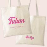 Tulum Bachelorette Party Personlig Tote Bag Tygkasse<br><div class="desc">Få party att börja med Tulum bachelorette Party retro rosa personlig till väskan. Det här trendiget är utformat så att du får en Bachelorette-stad i ett snyggt-återbildningsteckensnitt,  med gott om utrymme för anpassning med bridens namn och datum. Perfekt lägger till lite roligt och fläkt i din händelse.</div>