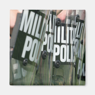 Tumulten kontrollerar bildande magnet