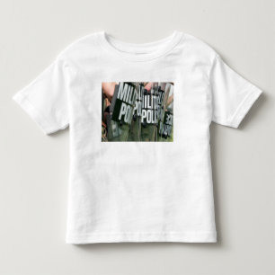 Tumulten kontrollerar bildande t shirt