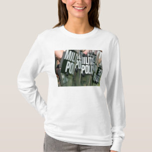 Tumulten kontrollerar bildande t-shirt