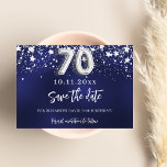 Tunga blå stjärnor i silver 70-årsdagen spara datumet<br><div class="desc">En modern och elegant Spara datum för en 70-årsdel. En marin blå bakgrund med faux silver-stjärnor. Anpassa och lägg till ett datum och namn. Den blå färg är ojämn. Texten: Spara datumet skrivs med ett stort trendig-handskript i stil.</div>