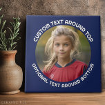 Tunga Gräns med foto och text runt en cirkel Kakelplatta<br><div class="desc">Lägg till ett bild till denna minimala design. Ett modernt,  minimalt teckensnitt omger fotot med ställe för att ladda upp ett kvadratiskt foto.</div>