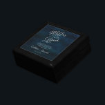 Tunga Luster Blue Mor i Groom-Personligen Minnesask<br><div class="desc">Mörk blått vattenfärgsdesign i marinen,  med Silver Gnistra Typografi och vacker vattenfärgsbakgrund i struktur. Med Modern Chic Script Typsnitt. Ett trendig & Luxurious stil - Personlig Mor i Groom Heartfilt Quote Keepsaké Personlig Wood Jewelry Gift Box! ~ Kolla min butik för att se hela bröllop-svit för den här designen!</div>