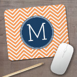Tunga och Orange Chevrons med Anpassningsbar Monog Musmatta<br><div class="desc">En diskett i färsk,  glad färg. Om du behöver justera monogrammen klickar du på knappen Anpassa och gör ändringar.</div>