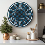 Tunga och svart buffalo Play Rustic Roman Numeral Stor Klocka<br><div class="desc">Lägg till en tuff charm till ditt hem med vår flotta och svarta Buffalo Play Rustic Roman Numeral Clock! Den här slående klockan har en klassisk buffel som pläderar mönster i marinblått och svart, kompletterad med romerska siffror för ett tidlöst utseende. Perfekt för ett mysigt vardagsrum, kök eller hytt. Den...</div>