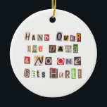 Tungan Hand över Data Ransom Note Collage Julgransprydnad Keramik<br><div class="desc">"Hand över uppgifterna och ingen får ont!" är budskapet i tidningsutpressningen stil. Användan anpassar knapp> knapp för att lägga till namn eller meddelande till den här designen. Anpassa > redigera kan användas för att ändra bakgrunden till färg.</div>