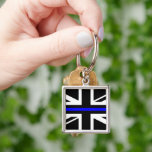Tunn blå linje - Storbritannien Fyrkantig Silverfärgad Nyckelring<br><div class="desc">"Tunn blå linje" är ett begrepp som brukar kallas polisbegreppet som den linje som behållor samhället från att övergå till våldsamt kaos[1]. Den "blå" i "tunn blå linje" avser den blå färg i uniformerna för många polismyndigheter. Detta är den brittiska versionen.</div>