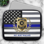 Tunn Blue Line-polisens Flagga Laptop Fodral<br><div class="desc">Anpassa laptop sleeve med den klassiska svarta och vita polisens flagga med den blå linjen. Redigera namn i din stads och officers namn och titel,  för en vänlig gåva till din favoritprofessionell i tillsatta lagar.</div>