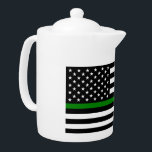 Tunn Grönt Line Flagga: Patriotiska militära veter<br><div class="desc">Flagga Thin Grönt Line är en stödsymbol för den amerikanska militären Stater. Den tunna grönten representerar manar och kvinnor som i de väpnade styrkorna och skyddar nationen och dess medborgare. Flagga visas ofta vid sidan av den amerikanska flagga som ett sätt att visa uppskattning för militärpersonalens uppoffringar. - flagga utformning...</div>