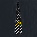 Tunn gult fodrar Dispatcheramerikanska Slips<br><div class="desc">Denna tie presenterar en svartvit amerikanska flaggan med tunn gult fodrar designen som har stars och stripes på en svart bakgrund,  och den monogrammed initialer för att dig ska personifiera i en klassikervit skrivar. Perfekt för dispatchers. Ha på sig den i stil!</div>