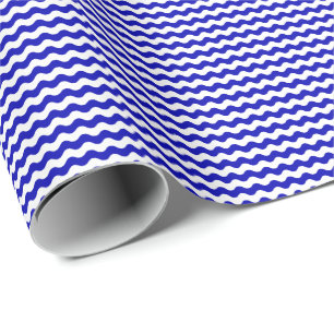 Tunn kunglig blått- och vitvågar som slår in presentpapper