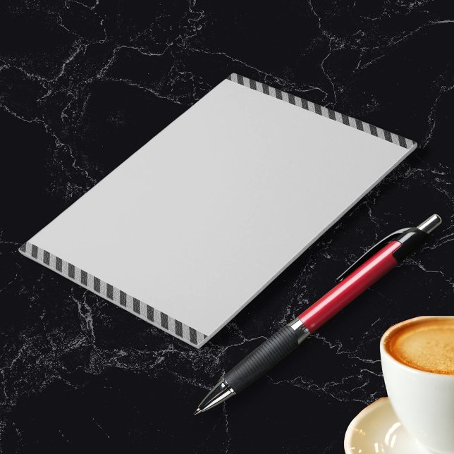 Tunn svart och Grått Diagonal Rand Anteckningsblock (Thin Black and Gray Diagonal Stripes Notepad)
