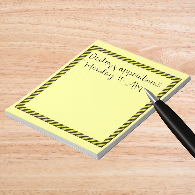 Tunn svart och Gult diagonal Rand Anteckningsblock (Thin Black and Yellow Diagonal Stripes Notepad)