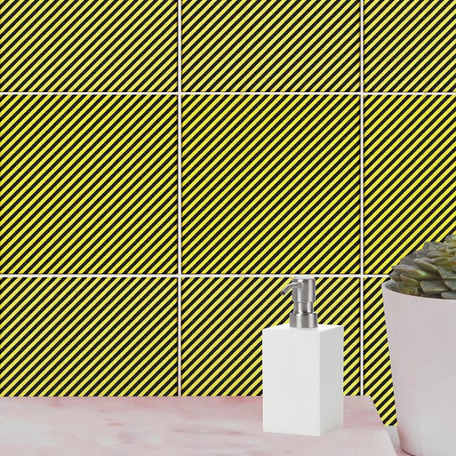 Tunn svart och Gult diagonal Rand Kakelplatta (Thin Black and Yellow Diagonal Stripes Tile)