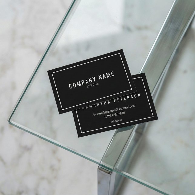 Tunn vit gräns klar svart modern visitkort (Thin white border clear black modern business card.)