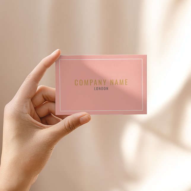 Tunn vit gräns rosa visitkort (Blush pink business card with gold text and modern minimalist border.)