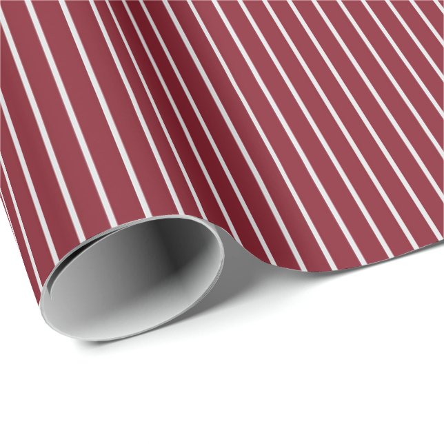 Tunn vita randiga ränder på mörkröd presentpapper (Rullad Hörn)