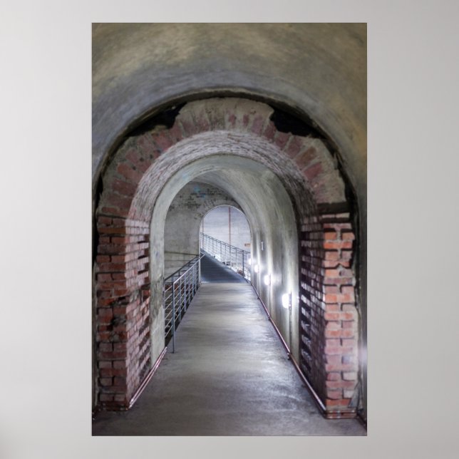 Tunnel i en nazistisk skyddsbunker poster (Framsidan)