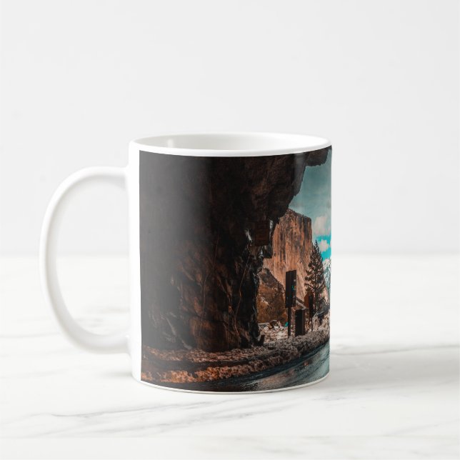 TUNNEL PÅ VÄG SOM LEDER TILL MOUNTAINER KAFFEMUGG (Vänster)