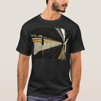 Tunnelbanantunnelen med belägger med tegel väggen t shirt