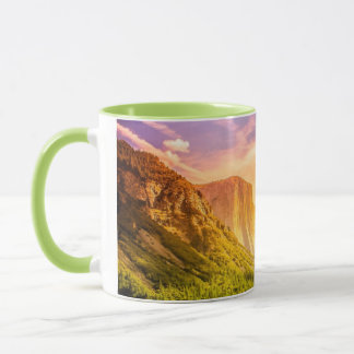Tunnelen beskådar av den Yosemite nationalparken Mugg