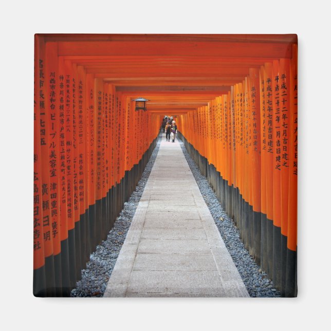 Tunneln med rött grind i Fushimi Inari, Kyoto Magnet (Framsidan)