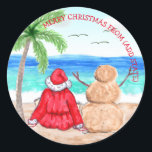 Tunnus och Snögubbe på Beach-julen Runt Klistermärke<br><div class="desc">Lustigt tomten och Snögubbe på Beach-julklistermärken. Om du är en snöfågel som bor i Florida eller någon annanstans längs kusten,  är det här söta klistermärken att sätta på dina julkort!</div>