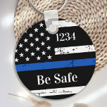 Tunt blått Personlig - bricknummer - polisnr Nyckelring<br><div class="desc">Personlig Thin Blue Line Keychain för poliser och tillsatta lagar . Anpassa med tjänstemannens ID-nummer. Denna personlig nyckelkedja för polisväsendet är perfekt för polisakademins gåvor från studenten till nyutexaminerade poliser eller gåvor från polisavdelningar. COPYRIGHT © 2020 Judy Burrows, Black Hund Art - Med alla Höger reserverade. Nyckelkedja för tunn blå...</div>