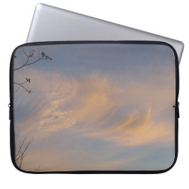 Tunt cirrusmoln på ett laptopsleeve laptop fodral