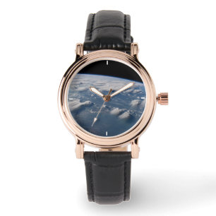 Tunt i jordens ängar vid södra Borneo. Armbandsur